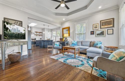 Lake Claire House | 1920s Bungalow with King bed WIFI Fenced backyard