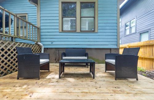 Lake Claire House | 1920s Bungalow with King bed WIFI Fenced backyard