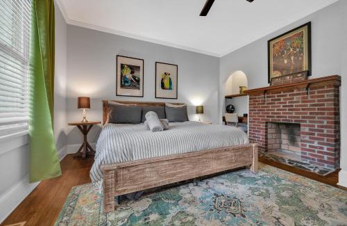 Lake Claire House | 1920s Bungalow with King bed WIFI Fenced backyard