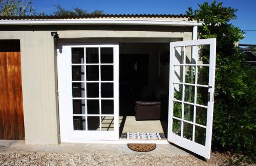 Tulbagh Apartment | 1920s Charm on Waveren