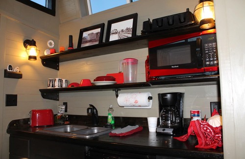 New Plymouth Cottage | 1926 B&o Caboose Centrally Located Within The Hocking Hills