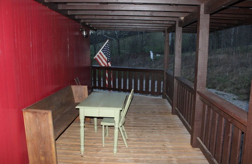 New Plymouth Cottage | 1926 B&o Caboose Centrally Located Within The Hocking Hills