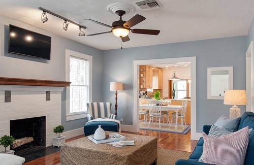 Downtown Dunedin Cottage | 1926 Updated Cottage 5 min walk to downtown