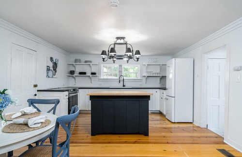 Copperhill Cottage | ★1930s Cottage w/Patio/by River/Shops/Activities★