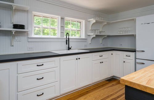 Copperhill Cottage | ★1930s Cottage w/Patio/by River/Shops/Activities★