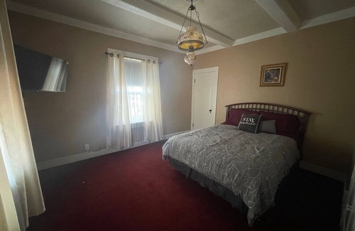 Muskogee Bed & Breakfast | 1935 Muskogee English Tudor Home - 2nd Floor Merlot Room