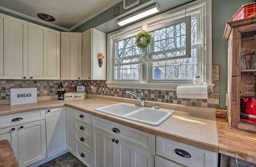 Three Oaks House | 1940’s Farm Cottage w/Fire Pit, 4 Mi to Lake
