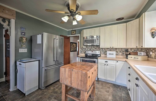 Three Oaks House | 1940’s Farm Cottage w/Fire Pit, 4 Mi to Lake