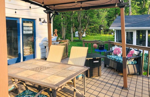 Three Oaks House | 1940’s Farm Cottage w/Fire Pit, 4 Mi to Lake