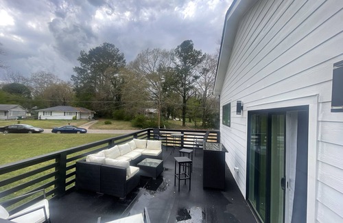 Candler-McAfee House | 🌟 1966 Modern Luxury Updated - Stylish Home
