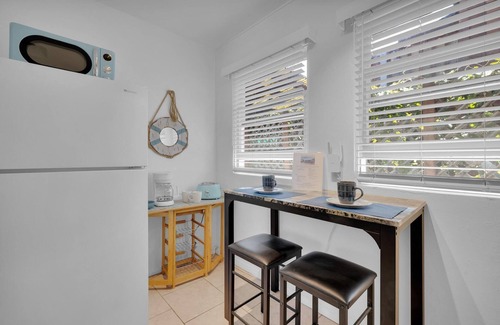 Crown Point Apartment | 1975 PB Walk to BAY PIER & BEACH Cozy studio