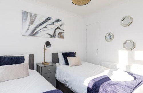 Crawley City Centre House | 19A The Broadwalk - Cozy 1BR in the Heart of Crawley near GATWICK Airport great for contractors and flight crew students