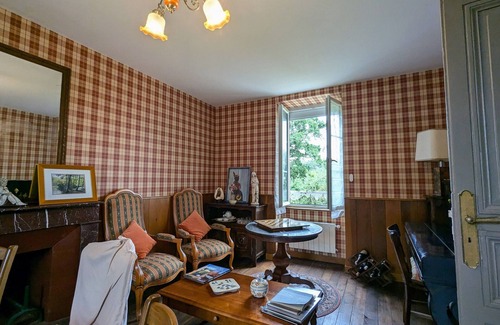 Jeu-les-Bois Cottage | 19th-century hunting lodge, 2 bedrooms, garden, near GR46, WiFi