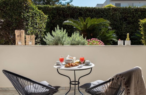 Vouliagmeni House | 1BD Serene Calm Pool House
