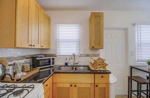 Ocean Beach Cottage | 1Bdrm Dog Friendly Beach Cottage + dog washing station & A/C 1 block from beach!
