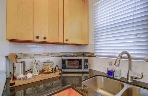 Ocean Beach Cottage | 1Bdrm Dog Friendly Beach Cottage + dog washing station & A/C 1 block from beach!