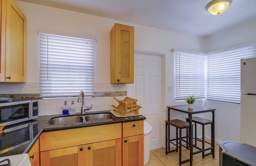 Ocean Beach Cottage | 1Bdrm Dog Friendly Beach Cottage + dog washing station & A/C 1 block from beach!
