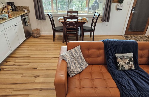 Mariposa House | 1Bed/1Bath Newly Remodeled Full Kitchen ne ar main street 44 miles from Yosemite