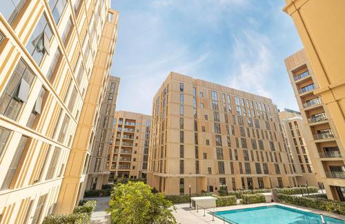 Sharjah Apartment | 1BHK Poolview Apartment With Balcony - Timber Retreat