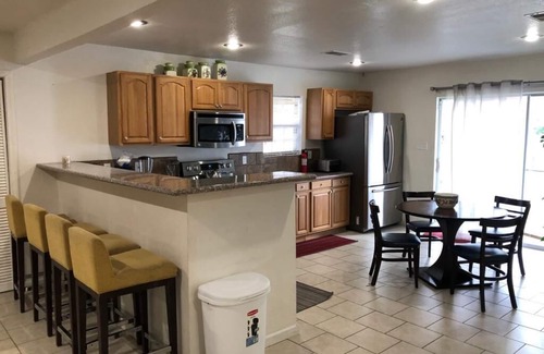 Crosstown House | 1Br - 1 Br Upscale Crosstown w/Hot Tub Sleep up to 4