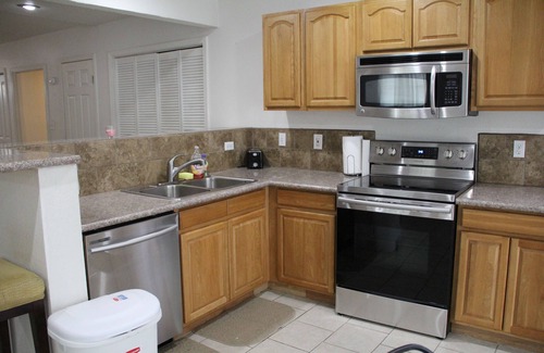 Crosstown House | 1Br - 1 Br Upscale Crosstown w/Hot Tub Sleep up to 4
