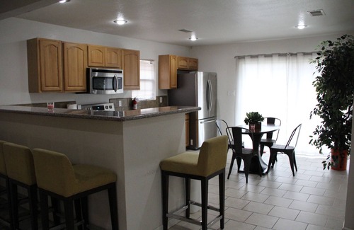 Crosstown House | 1Br - 1 Br Upscale Crosstown w/Hot Tub Sleep up to 4