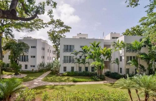 La Esplanada Apartment | 1BR/1BA Beachside condo: Savor poolside living with parking included