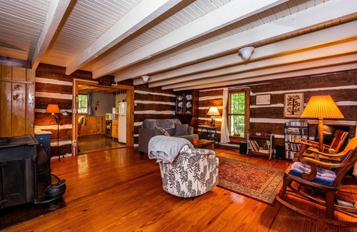 Nashville Cabin | 1BR, 1BA Log Cabin