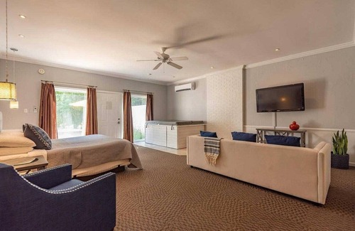 Nashville Hotel | 1BR, 1BA Luxury Hot tub Suite
