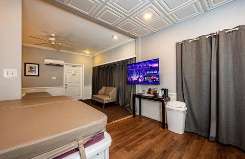 Nashville Hotel | 1BR, 1BA Luxury Hot tub Suite