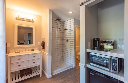 Nashville Hotel | 1BR, 1BA Luxury Hot tub Suite