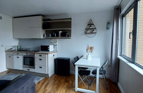Greenwich Apartment | 1BR-4Guests-Pool-Gym-Parking-NearGreenwich