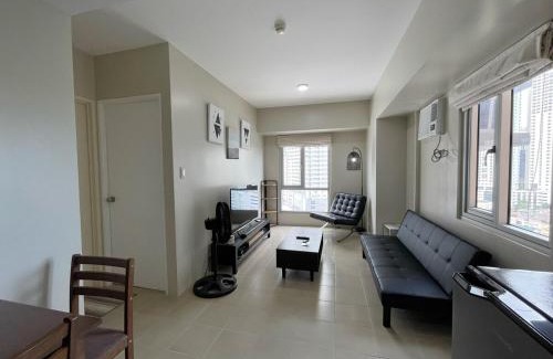 Pio del Pilar Apartment | 1BR Avida San Lorenzo Condo w Parking WiFi Tower 2 in Makati City