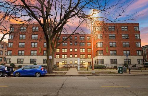 Hyde Park Apartment | 1BR Bright and Airy Apt in Hyde Park - Hyde Park 109 and 209 rep