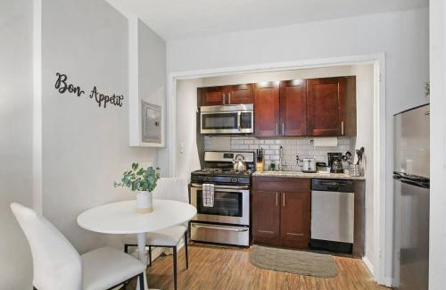 Hyde Park Apartment | 1BR Bright and Airy Apt in Hyde Park - Hyde Park 109 and 209 rep