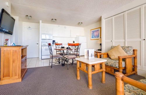 Diamond Head - Kapahulu - St. Louis Condo | 1BR Condo near Waikiki Beach w/Private Lanai