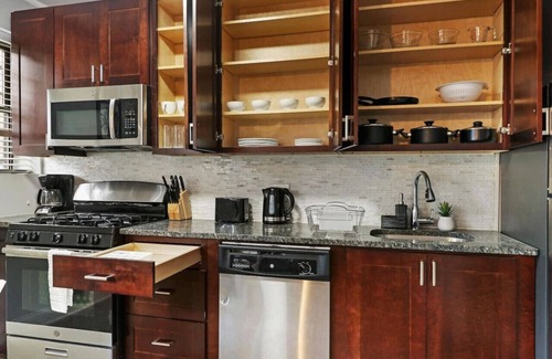 Ravenswood Apartment | 1BR Delightful Apt in Ravenswood | Shops & Dining