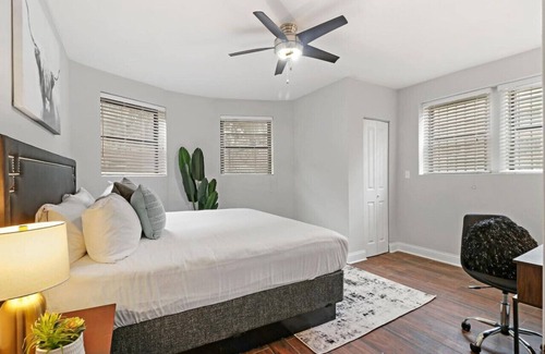 Ravenswood Apartment | 1BR Delightful Apt in Ravenswood | Shops & Dining
