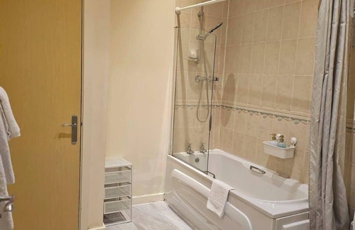 Birmingham City Centre Apartment | 🏡 1BR Flat Nr Childrens Hospital & Uni 🚗 Free Parking
