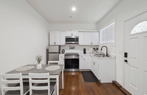 Oxnard House | 1BR Guest House | Poolside Dining | Near Beaches