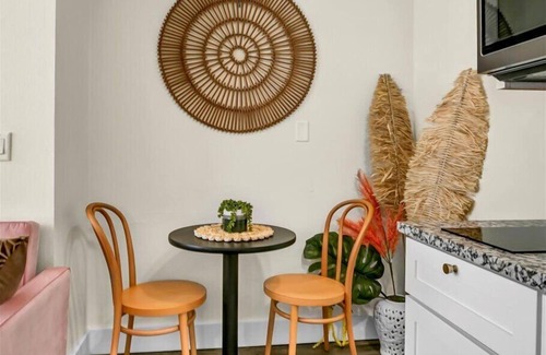 Safety Harbor Hotel | 1BR Haven | Downtown Comfort + Queen Bed Harbor