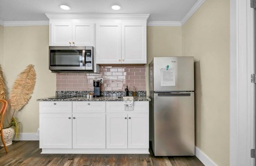 Safety Harbor Hotel | 1BR Haven | Downtown Comfort + Queen Bed Harbor