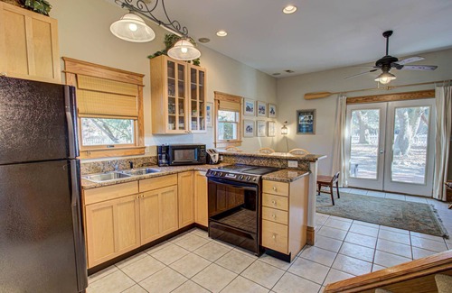 Manteo Cottage | 1BR historic cottage w/fireplace, patio & tub