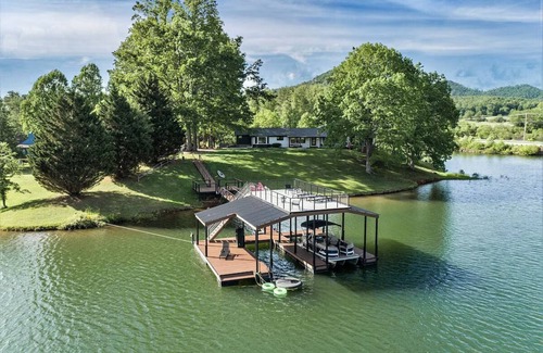 Hiawassee Cabin | 1BR Loft Lake Chatuge Loft w/Mountain Views! Full Kitchen, Washer/Dryer & Desk!