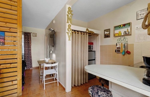 Downtown Hollywood Apartment | 1BR Pet-friendly Studio Parking & Backyard BBQ