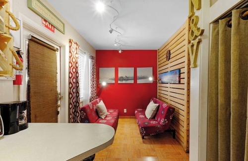 Downtown Hollywood Apartment | 1BR Pet-friendly Studio Parking & Backyard BBQ
