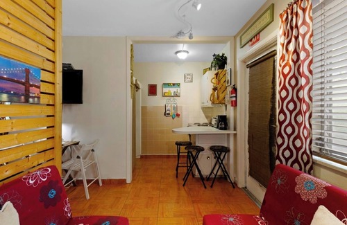 Downtown Hollywood Apartment | 1BR Pet-friendly Studio Parking & Backyard BBQ