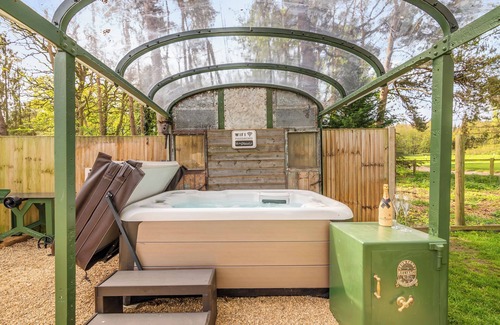 Dunston Apartment | 1BR The Railway Carriage | Parking | Pet Friendly