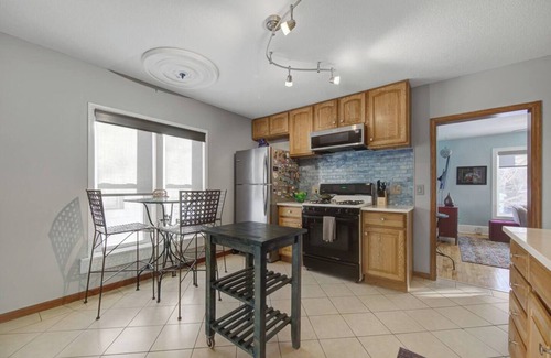 Bottineau House | 1BR Upper Duplex Art District + Retreat + Backyard + Parking