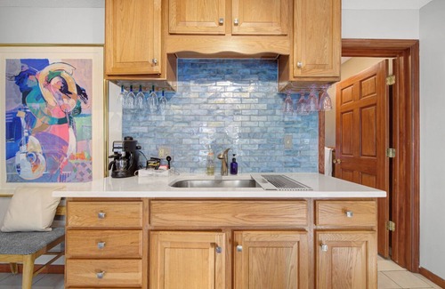 Bottineau House | 1BR Upper Duplex Art District + Retreat + Backyard + Parking